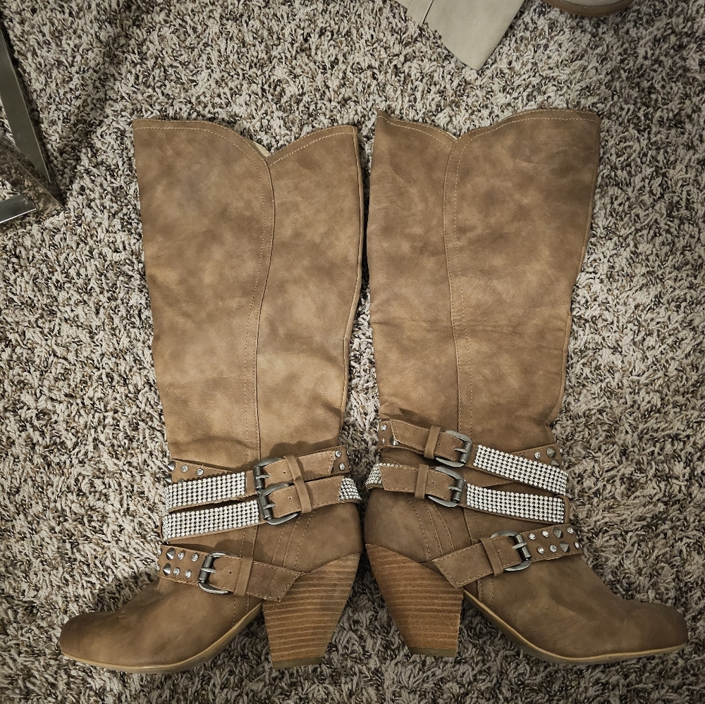 Buckle Size 8 Brown boot with rhinestones